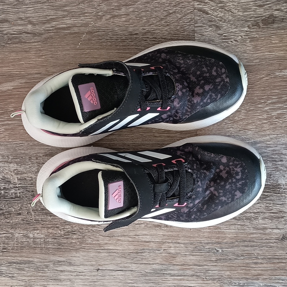 Kids tennis shoes